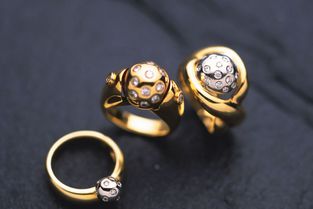 黄金首饰戴久变暗怎么办